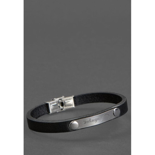 Набір чорних шкіряних браслетів.
