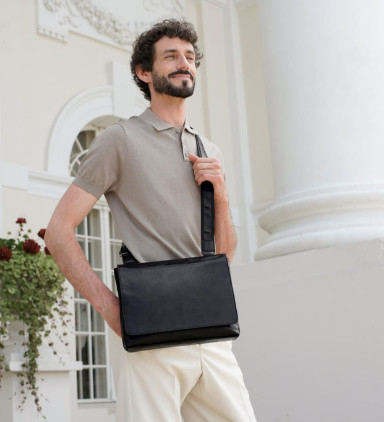 Leather Messenger Bag - A Room with a View - Black color - Time Resistance 5245001