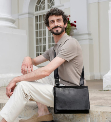 Leather Messenger Bag - A Room with a View - Black color - Time Resistance 5245001