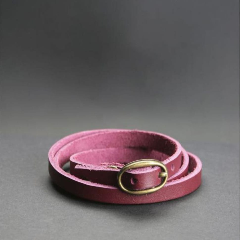 Жіночий шкіряний браслет стрічка з бордовою пряжкою.