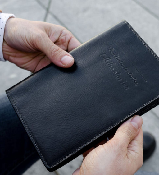 Велика шкіряна обкладинка для паспорта для жінок - Gulliver's Travels  - Чорний колір - Time Resistance 5200701W