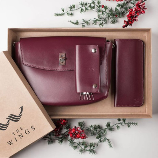 Подарунковий набір шкіряних аксесуарів.