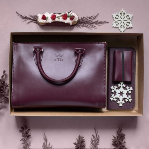 Подарунковий набір шкіряних аксесуарів.