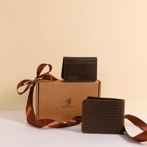 Чоловічий подарунковий набір шкіряних аксесуарів.