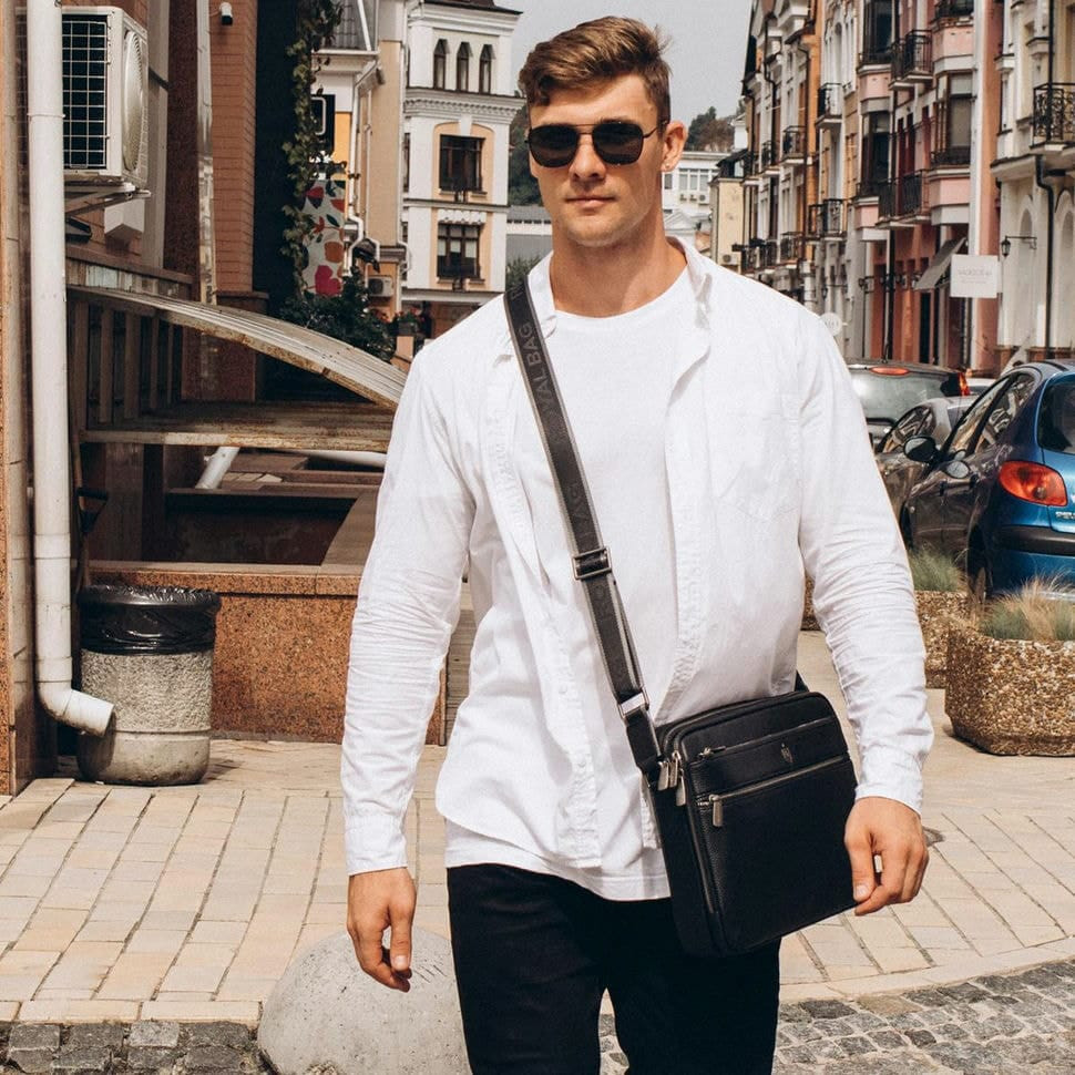 Чоловіча середня шкіряна чорна сумка через плече месенджер Royal Bag RB2970051