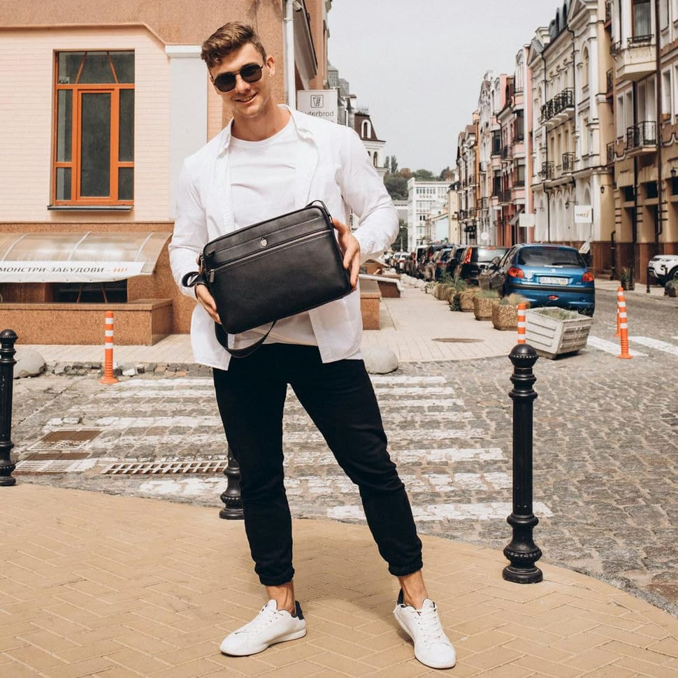 Чоловіча середня шкіряна чорна сумка через плече месенджер Royal Bag RB2970051