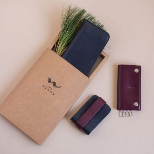 Подарунковий набір шкіряних аксесуарів.