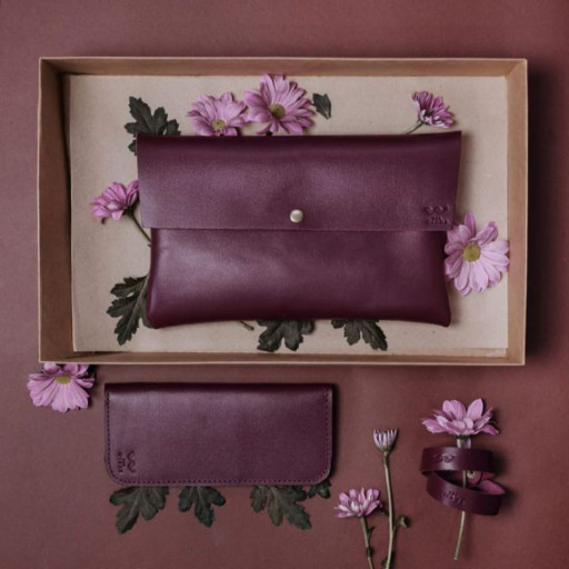 Подарунковий набір шкіряних аксесуарів.