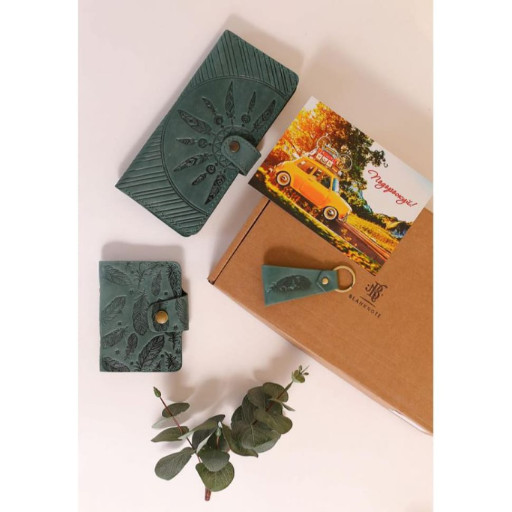 Набір жіночих шкіряних аксесуарів.