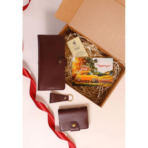 Набір жіночих шкіряних аксесуарів.