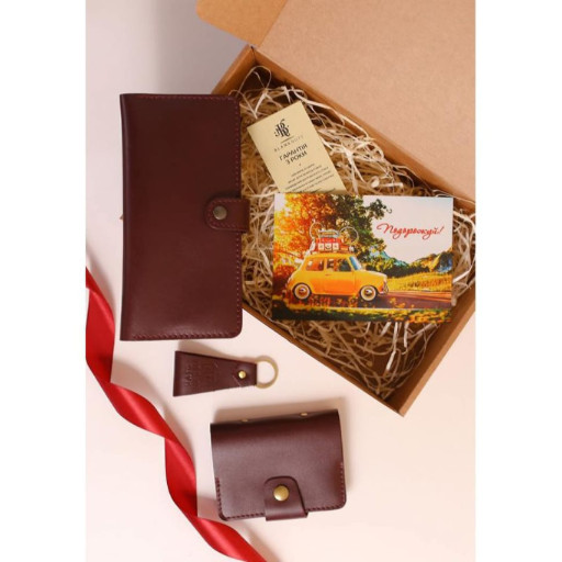 Набір жіночих шкіряних аксесуарів.