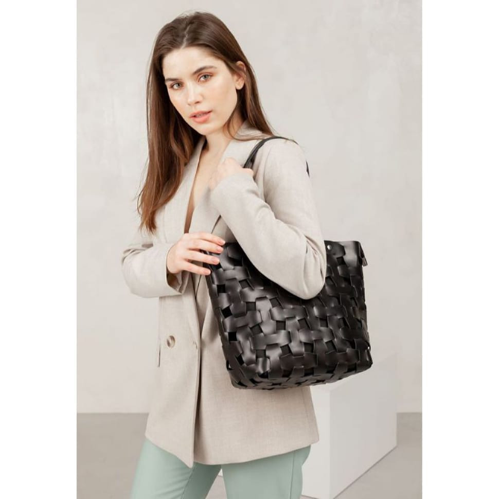Шкіряна жіноча плетена сумка Пазл L вугільно-чорна