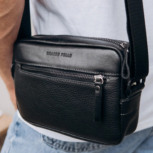 Сумка через плече компактна вертикальна Grande Pelle 736710 Urban Classic