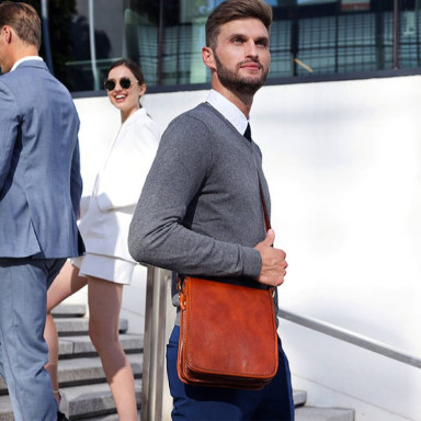Small Leather Messenger Bag - On The Road - Cognac Brown Time Resistance 1142201