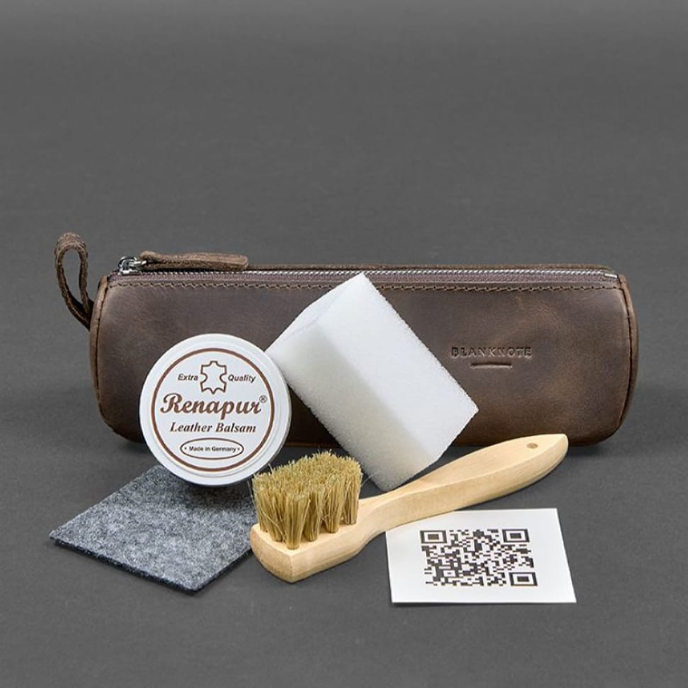 Набір для догляду за шкіряними виробами у шкіряному чохлі.