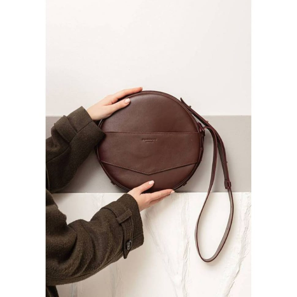 Шкіряна жіноча кругла сумка-рюкзак Maxi бордова