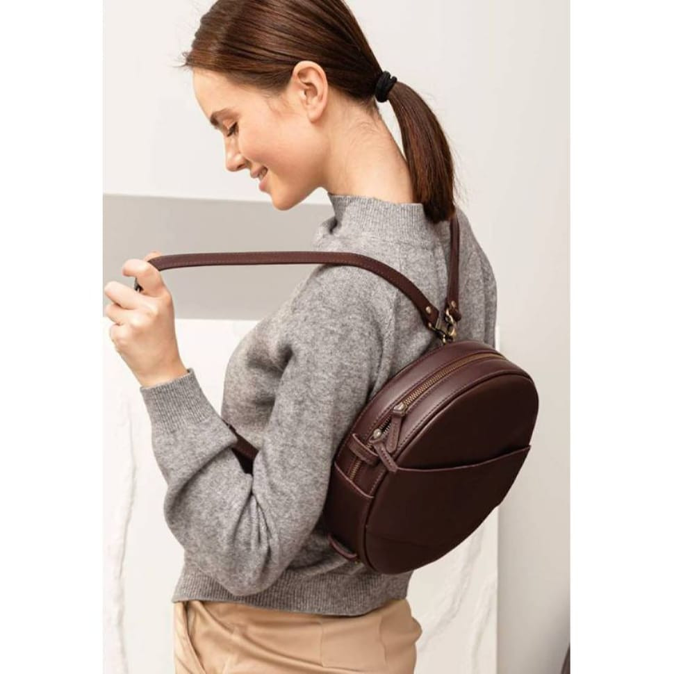 Шкіряна жіноча кругла сумка-рюкзак Maxi бордова