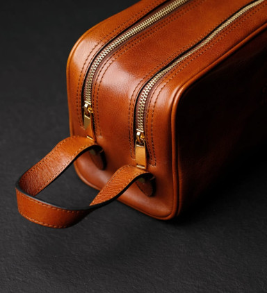 Жіноча шкіряна косметичка Dopp Kit - All the Kings Men - Коньячно-коричневий колір - Time Resistance 5228101W