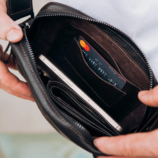 Сумка через плече компактна вертикальна Grande Pelle 736720 Urban Classic