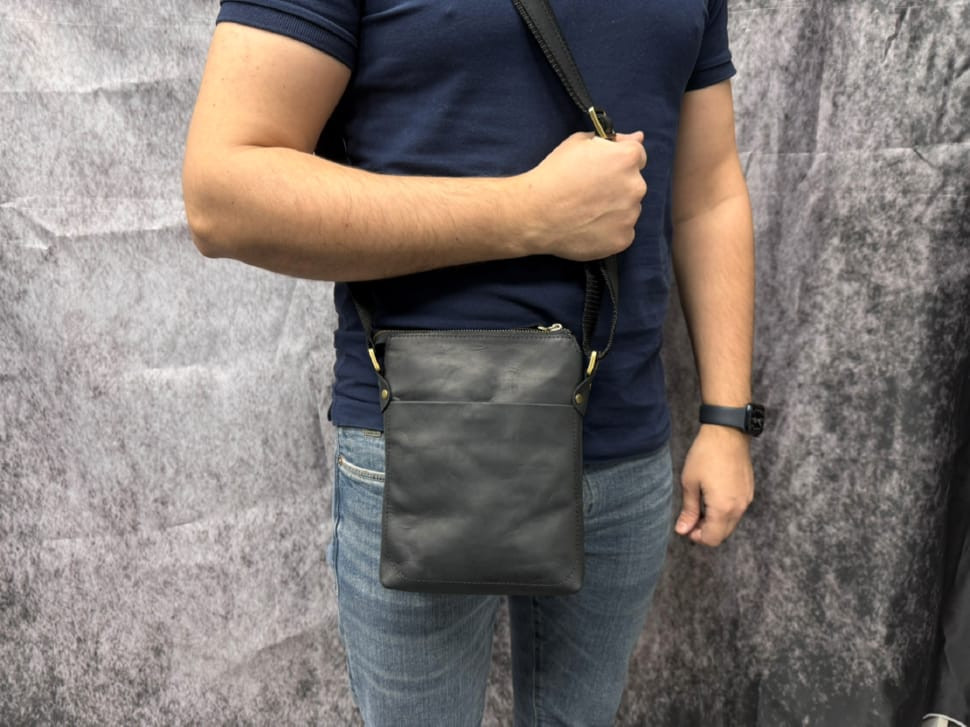 Функціональна чоловіча сумка через плече з трьома відділеннями Newery N3990KA