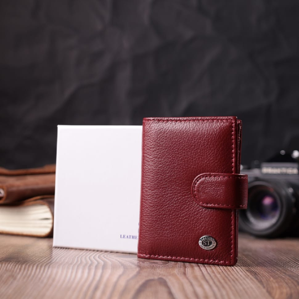 Практичная визитница из натуральной кожи ST Leather 22468 Бордовый