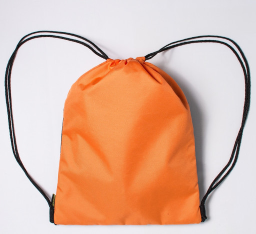 Зручний міський рюкзак-мішок для помаранчевого взуття від MAD |