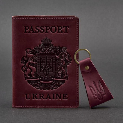 Подарунковий набір шкіряних аксесуарів з українською символікою.