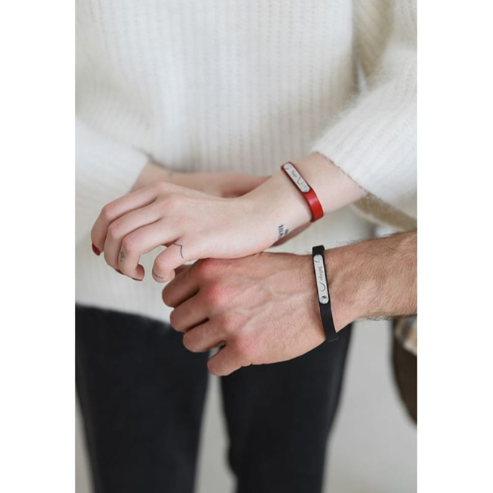 Набір шкіряних браслетів “Зовсім поруч” чорний та червоний