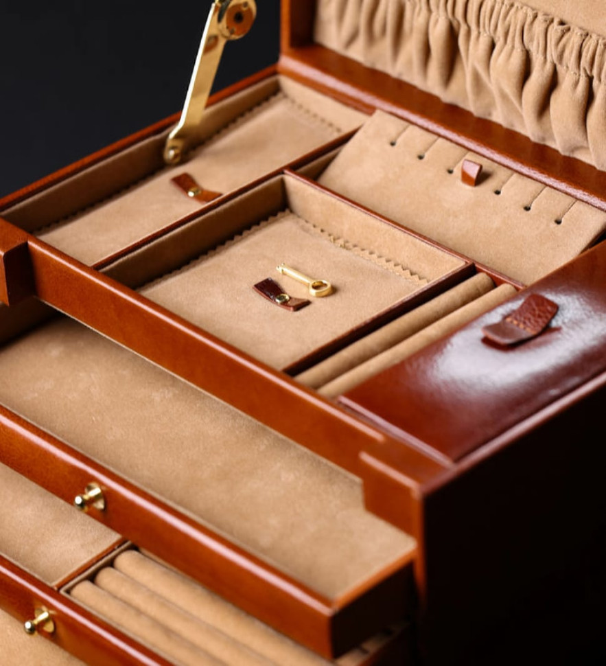 Large Leather Jewelry Box for Women - The Portrait of a Lady - Cognac Brown color - Time Resistance 5239801