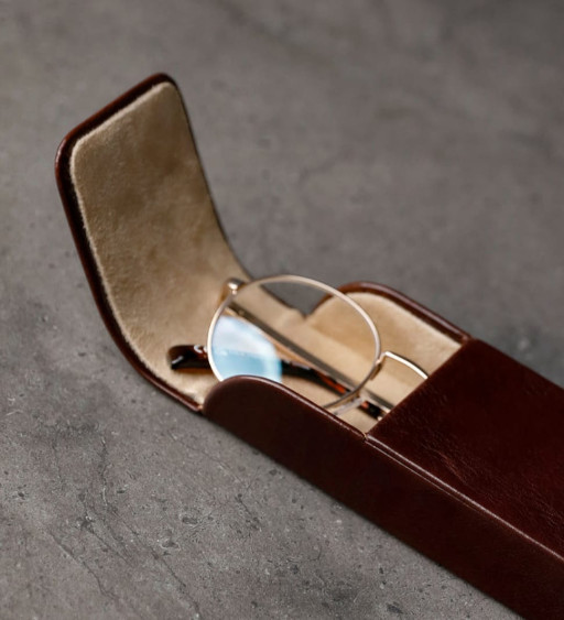 Шкіряний футляр для окулярів для жінок - The Sign of Four - Коричневий колір - Time Resistance 5246601W