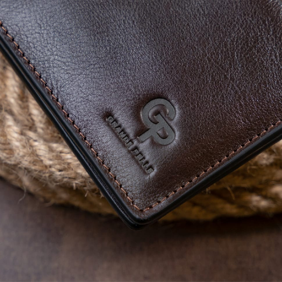 Суворий портмоне в гладкій шкірі на магнітах GRANDE PELLE 11307