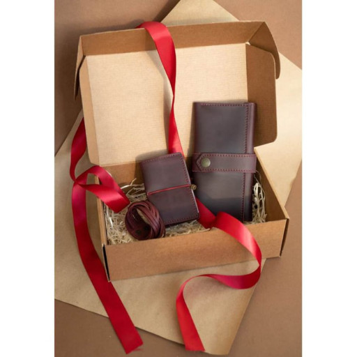 Жіночий подарунковий набір шкіряних аксесуарів.