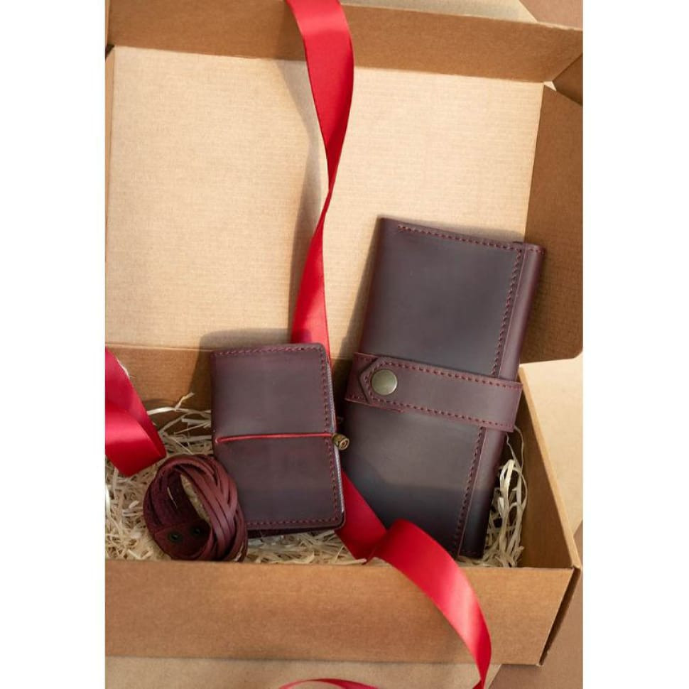 Жіночий подарунковий набір шкіряних аксесуарів.