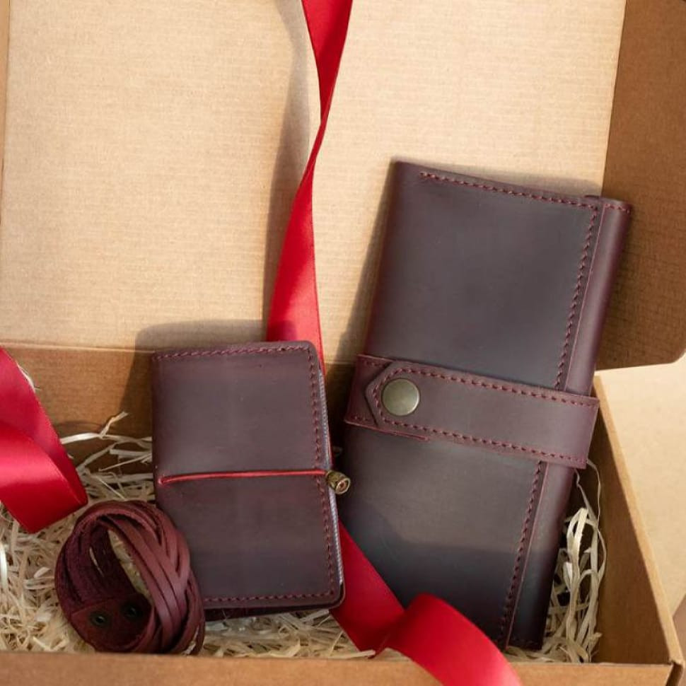 Жіночий подарунковий набір шкіряних аксесуарів.