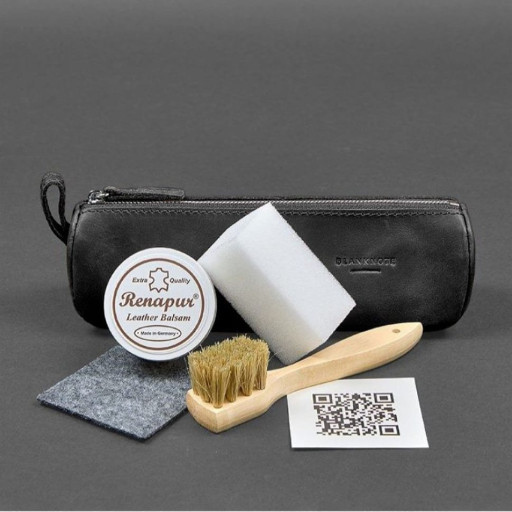 Набір для догляду за шкіряними виробами в шкіряному чохлі.