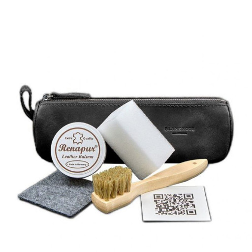 Набір для догляду за шкіряними виробами в шкіряному чохлі.