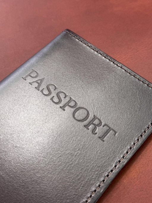 Обкладинка на паспорт із натуральної гладкої шкіри SR009 (коричневий)