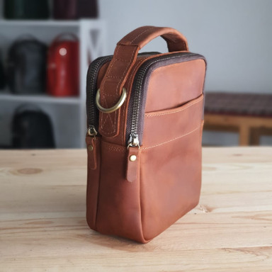 Чоловіча шкіряна сумка BGS з ременем через плече і ручкою коньячна BGS3021