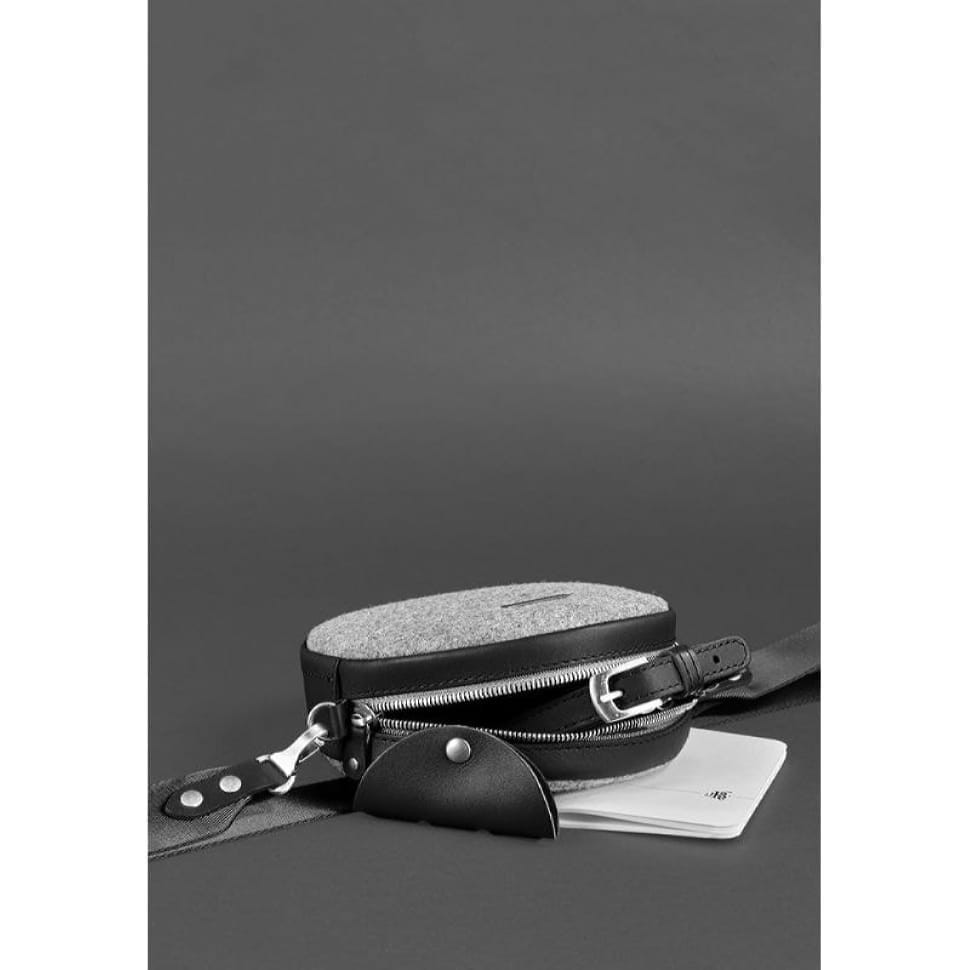 Кругла фетрова жіноча сумка Таблетка зі шкіряними чорними вставками