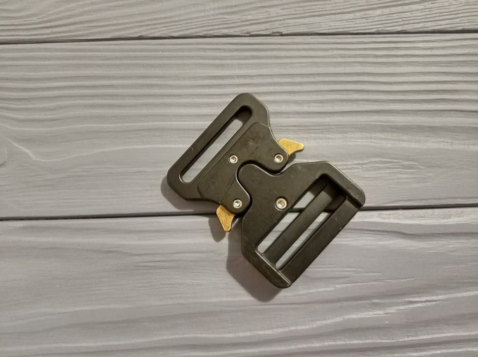 fasteks metallicheskij 45mm tipa kobra chernyj matovyj s zheltymi rychagami